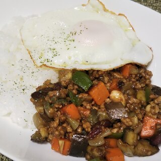 市販のカレールウで作るお豆と夏野菜のドライカレー